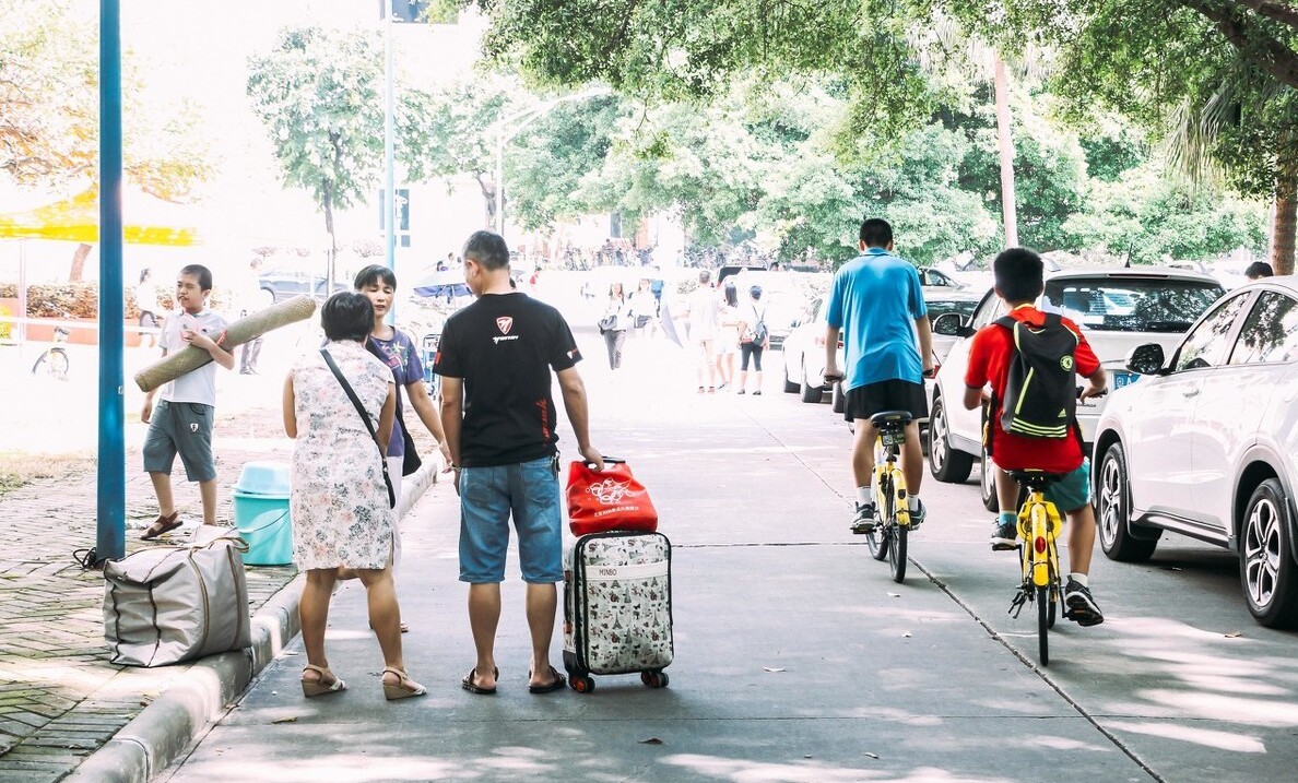 外交部发布旅游预警：尽量避免出国旅行